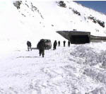 ریزش برف شماری از راه‌های مواصلاتی در افغانستان را مسدود کرد